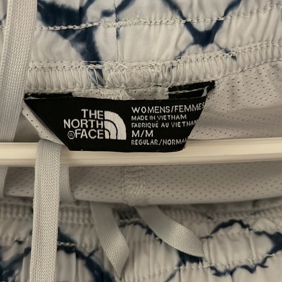 The North Face skirt with built-in short. Blue/Gray sz med. in NWOT tie waist - Picture 5 of 7